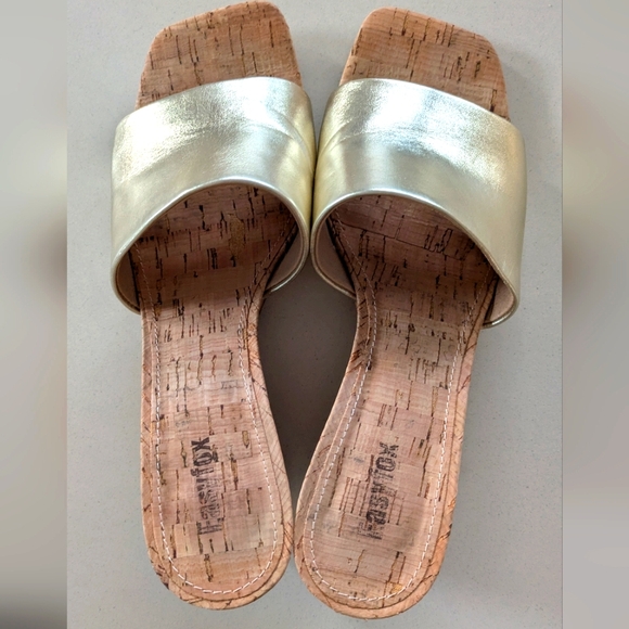Gold wedge cork slides by EasyFox. Size 8 - Picture 2 of 4